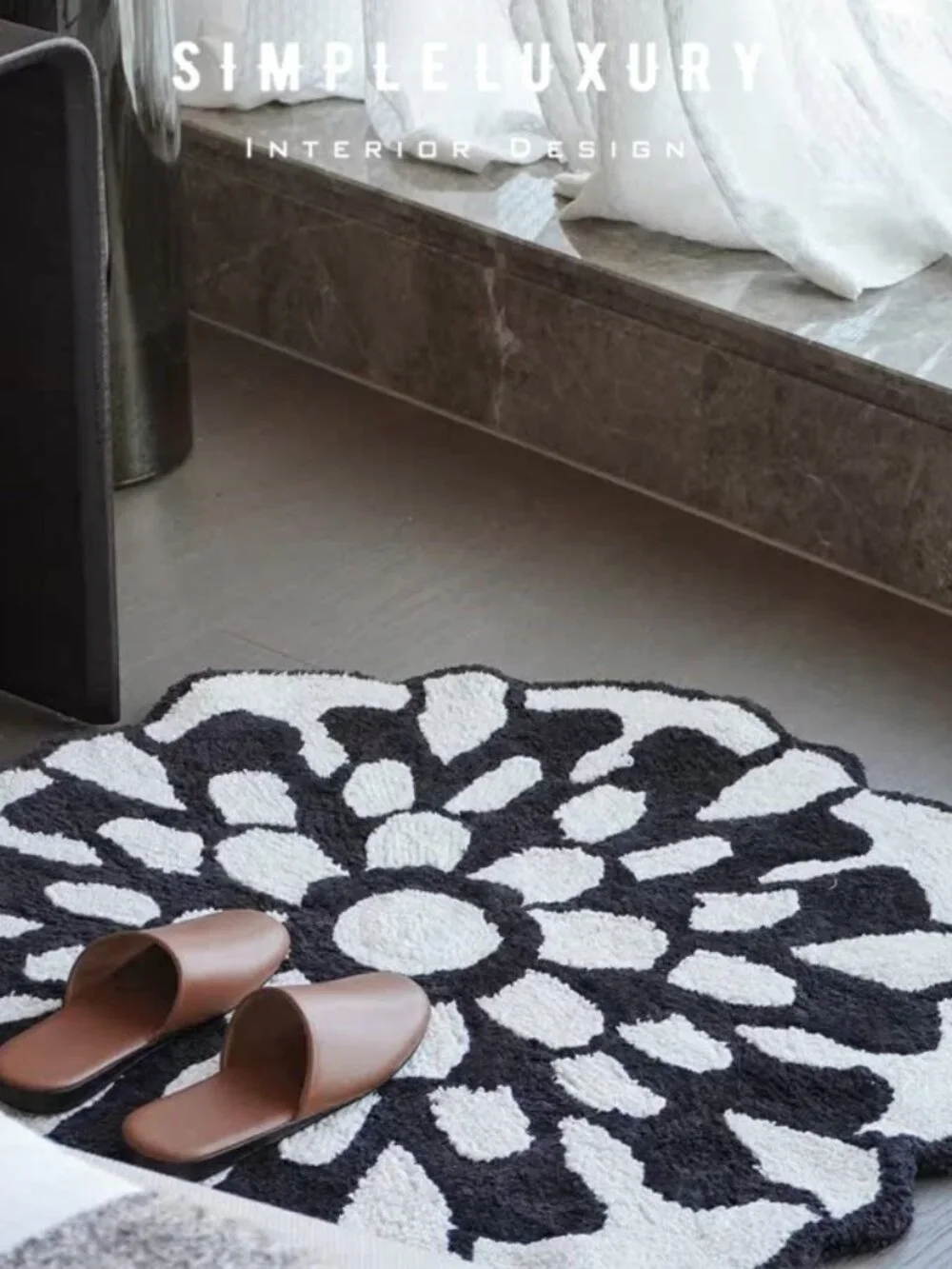 Discontinued Brand New MISSONI HOME Black And White Floral Bath Rug Dia 31